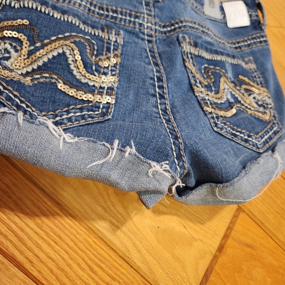 Maurices size 9/10 denim Cuffed And Frayed Bottom Short Shorts - Picture 11 of 11